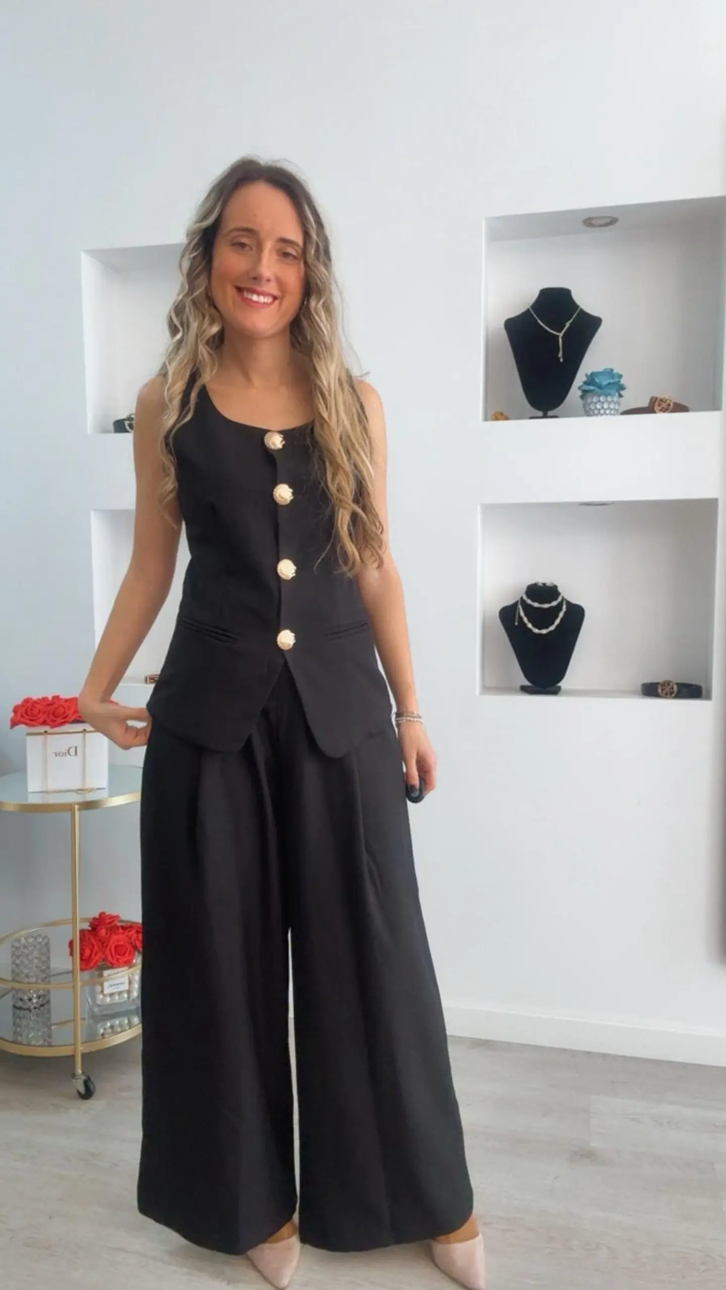 Conjunto colete e calça com detalhe de botões em forma de concha 11