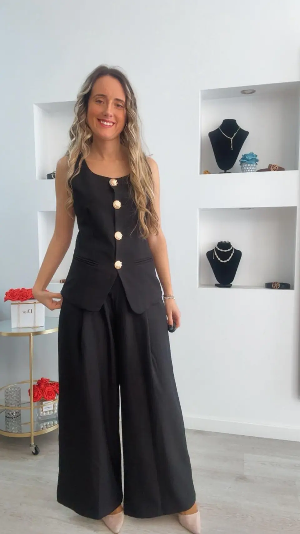 Conjunto colete e calça com detalhe de botões em forma de concha 11
