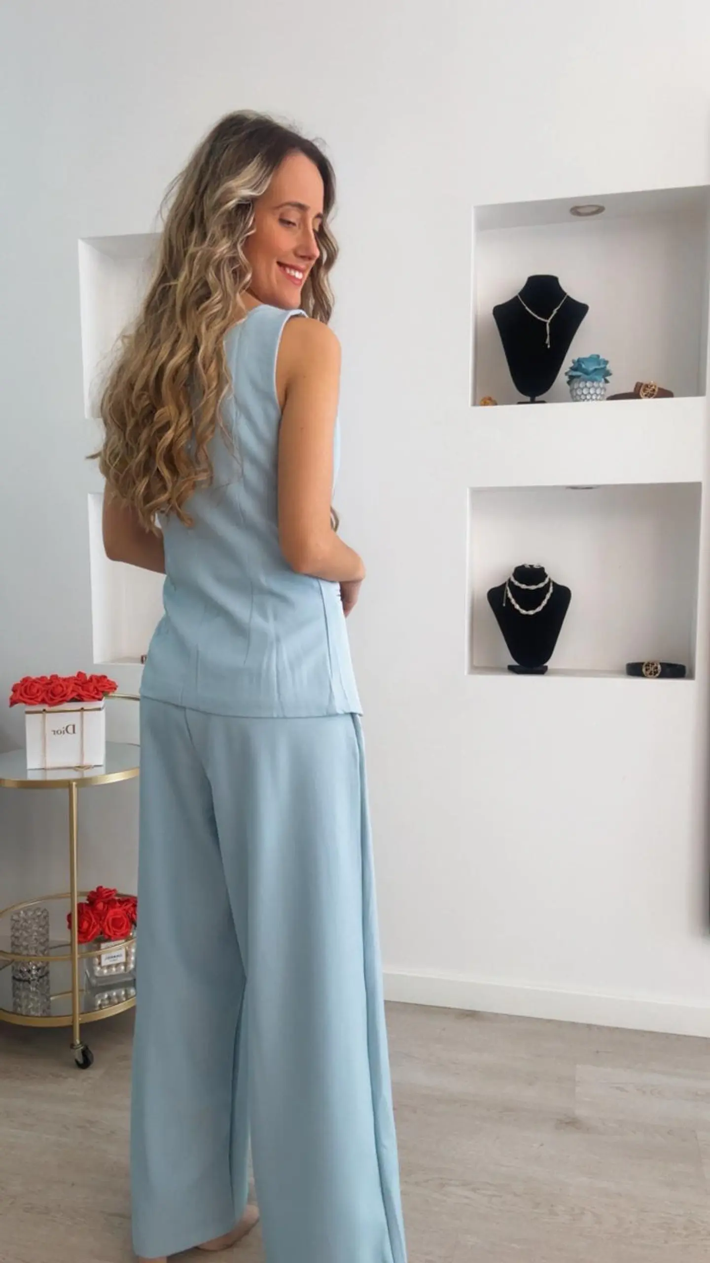 Conjunto colete e calça com detalhe de botões em forma de concha 14