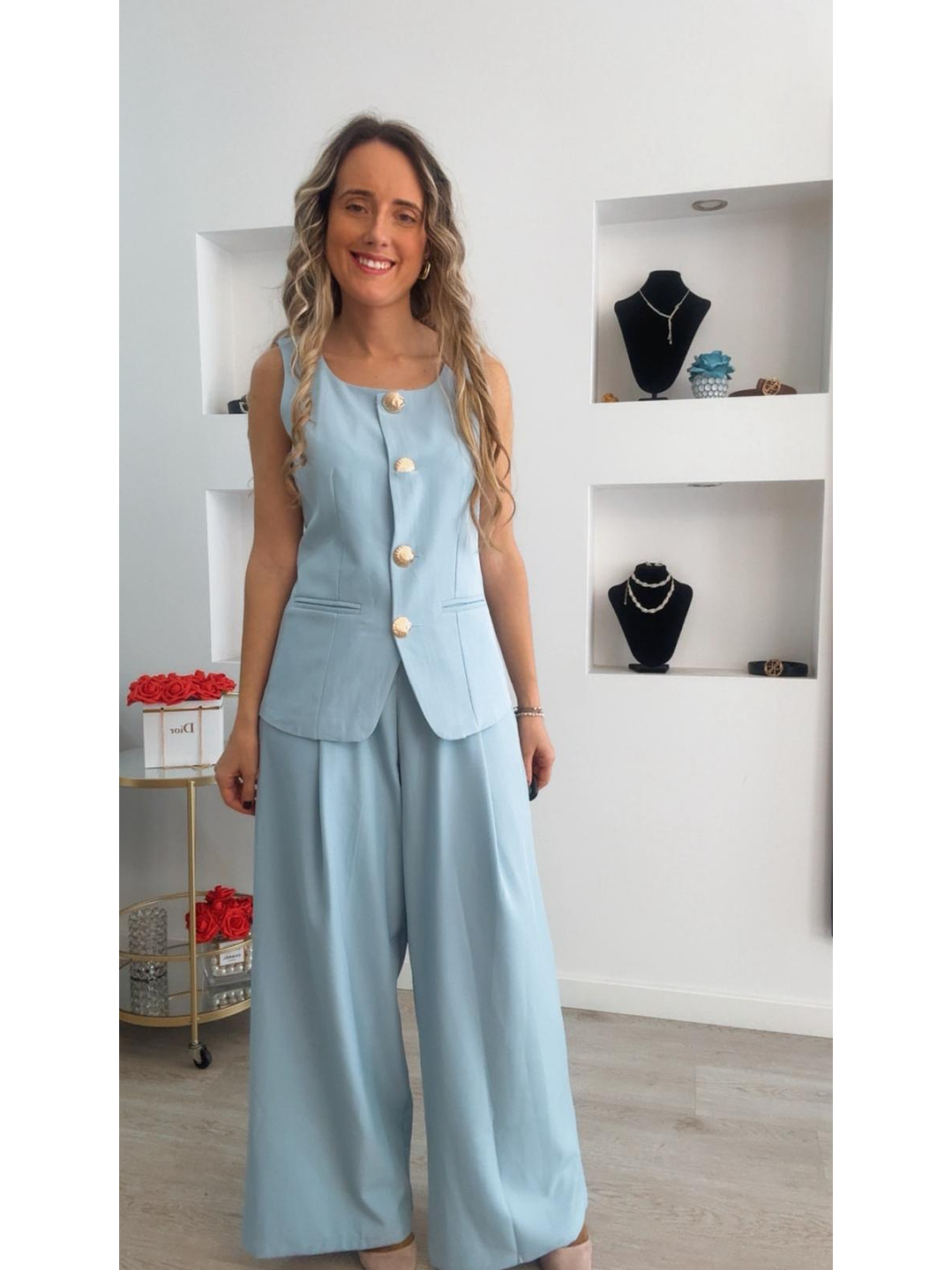 Conjunto colete e calça com detalhe de botões em forma de concha 11