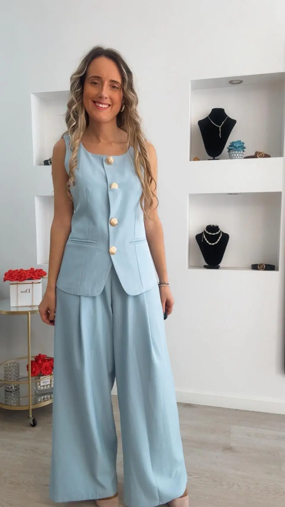 Conjunto colete e calça com detalhe de botões em forma de concha 15