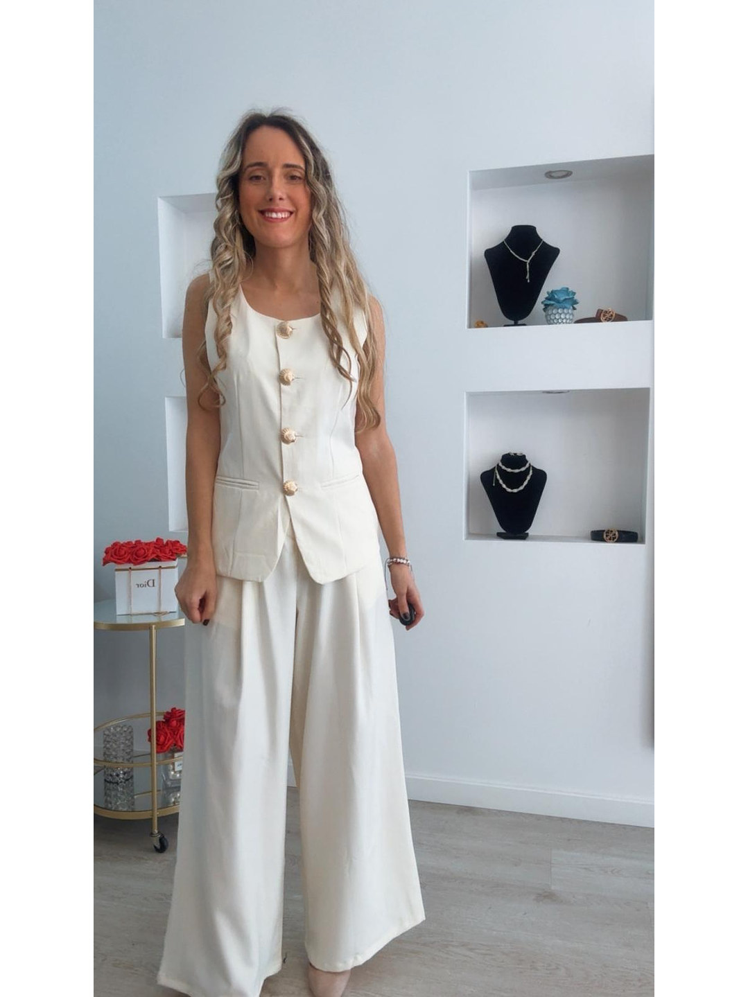 Conjunto colete e calça com detalhe de botões em forma de concha 4