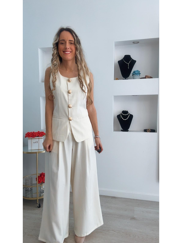 Conjunto colete e calça com detalhe de botões em forma de concha 4