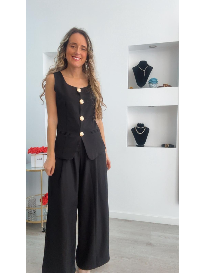 Conjunto colete e calça com detalhe de botões em forma de concha 5