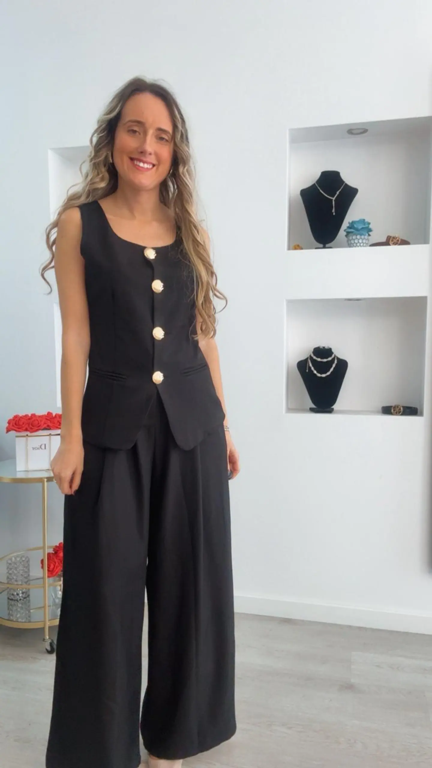 Conjunto colete e calça com detalhe de botões em forma de concha 9