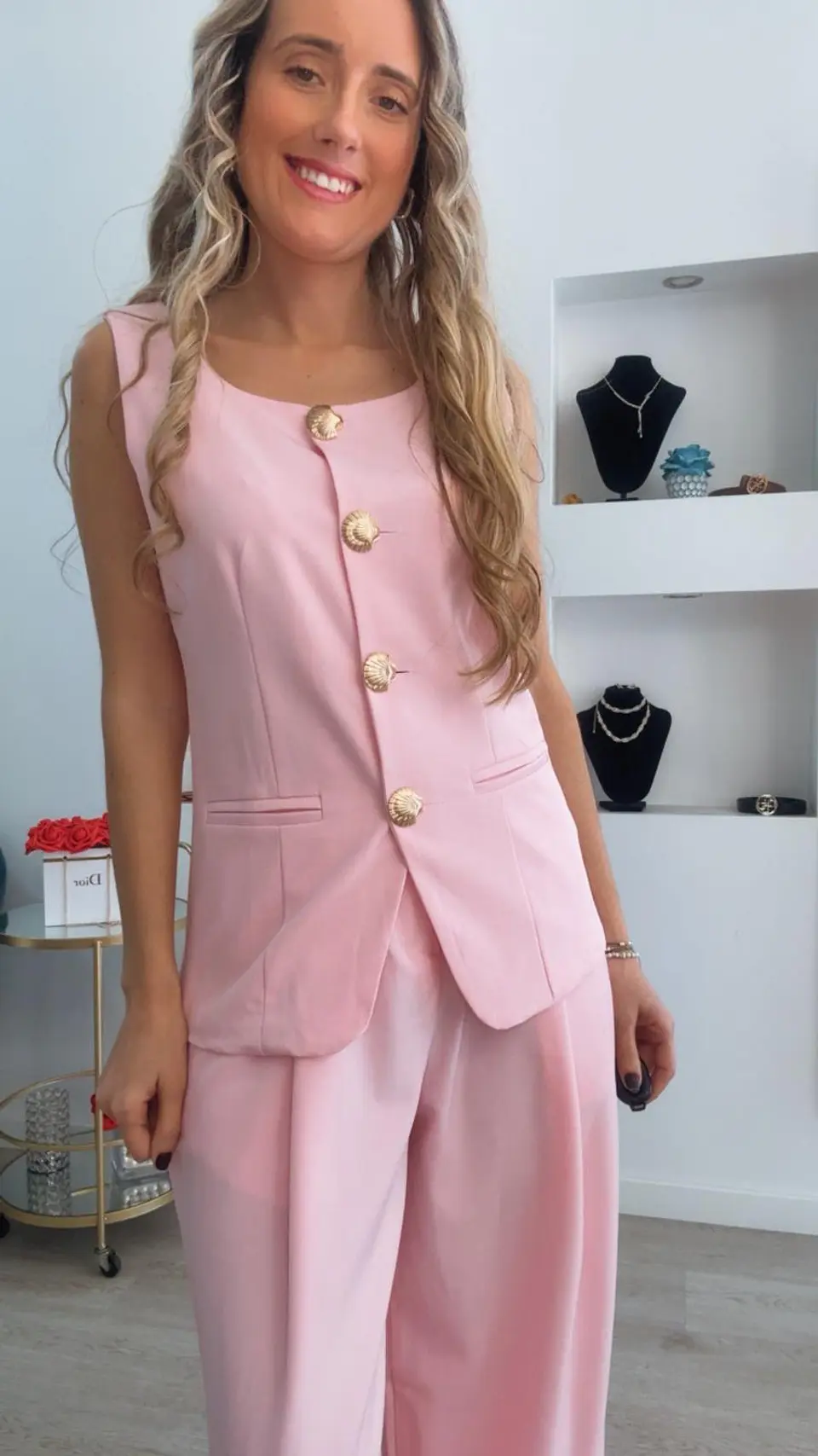 Conjunto colete e calça com detalhe de botões em forma de concha 2
