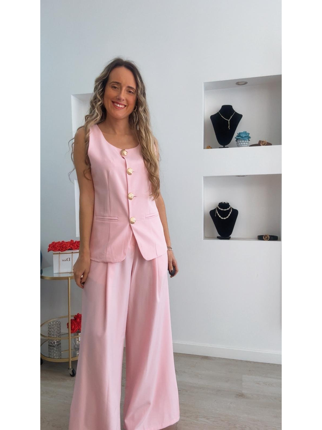 Conjunto colete e calça com detalhe de botões em forma de concha 16