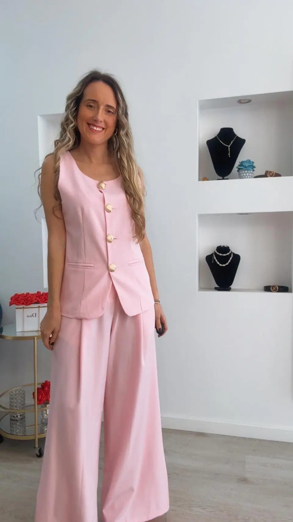 Conjunto colete e calça com detalhe de botões em forma de concha 4