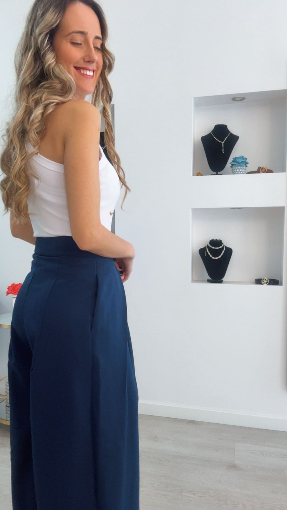 Calça em alfaiataria larga com aberturas 13