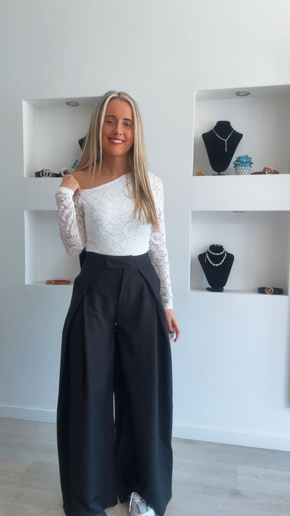 Calça em alfaiataria larga com aberturas 3