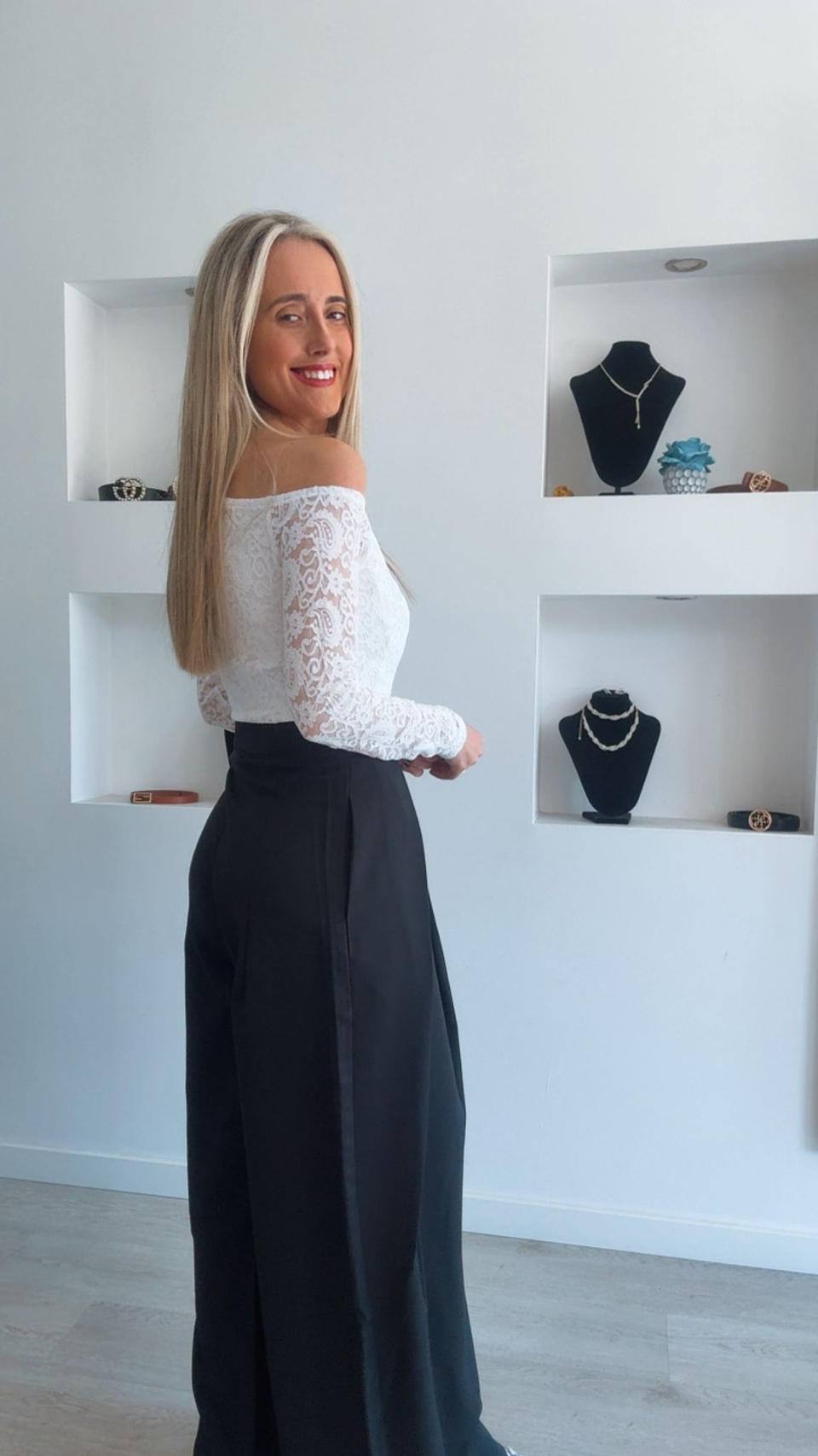 Calça em alfaiataria larga com aberturas 4