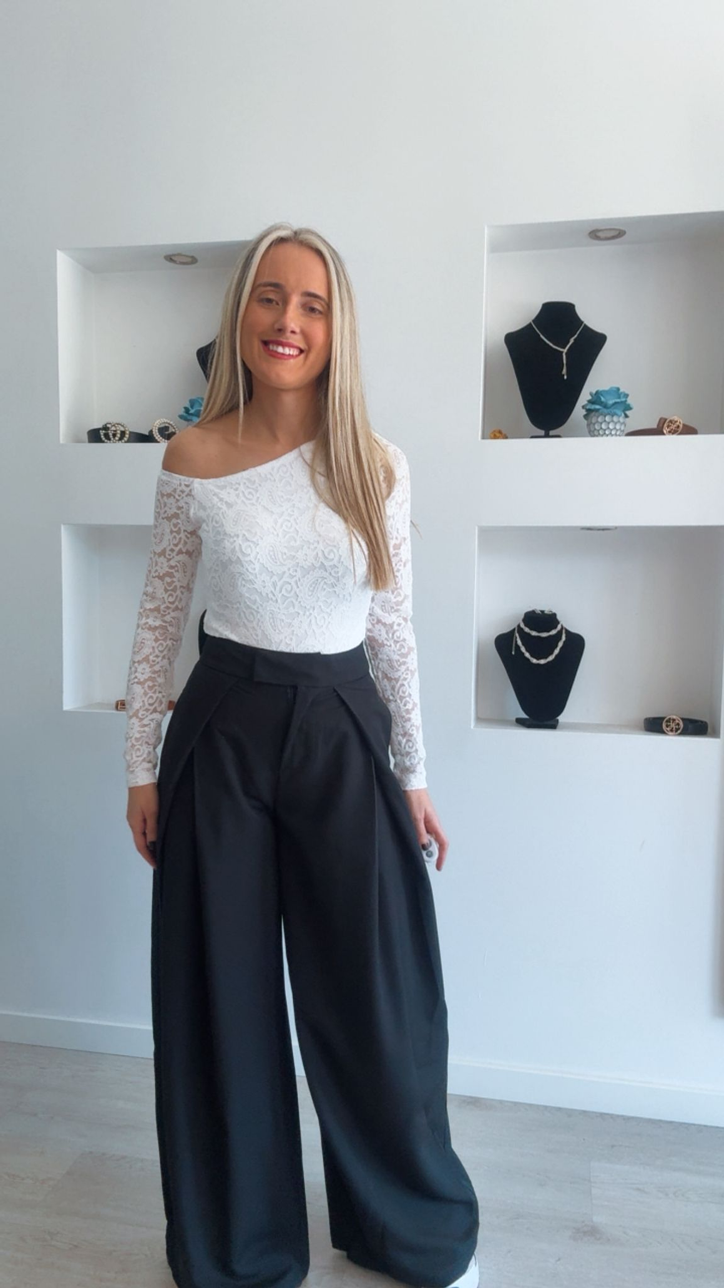 Calça em alfaiataria larga com aberturas 1