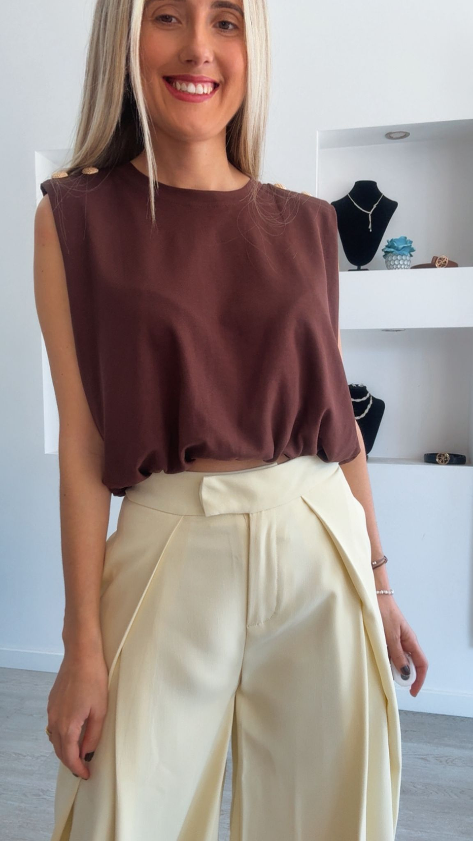 Calça em alfaiataria larga com aberturas 7