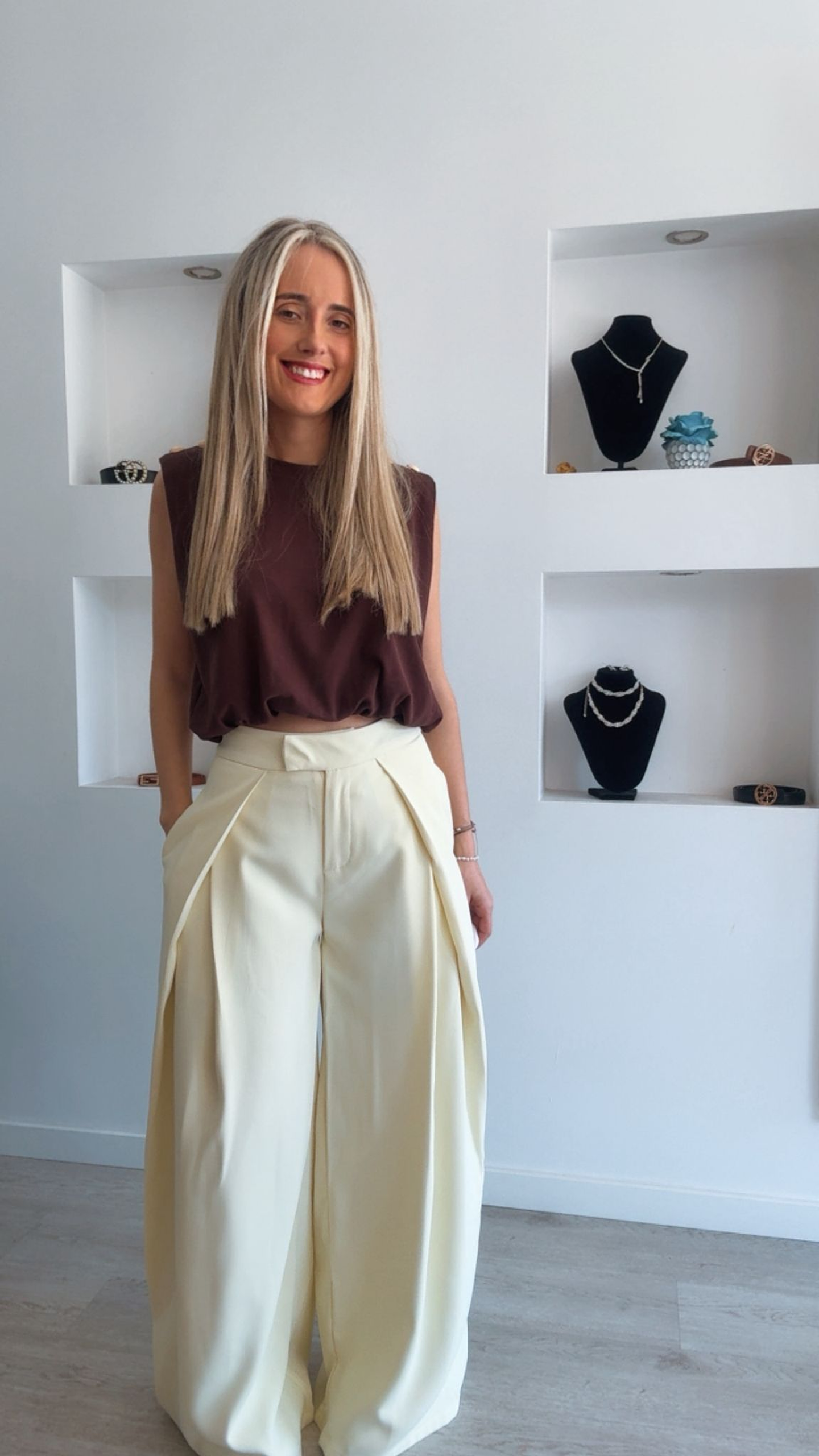 Calça em alfaiataria larga com aberturas 5