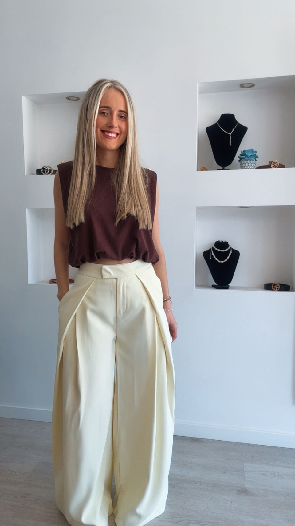 Calça em alfaiataria larga com aberturas 5