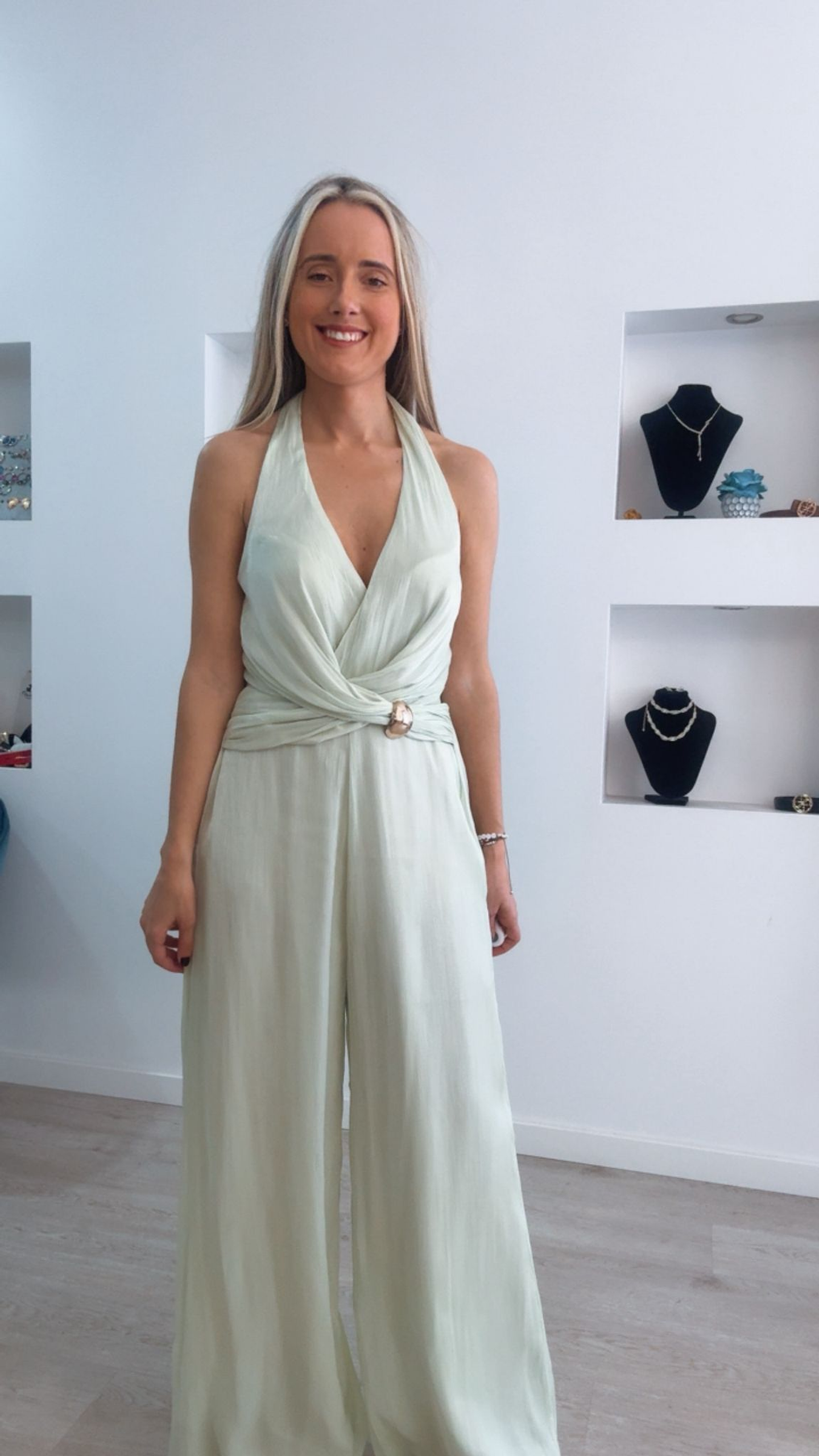 Macacão com detalhe cruzado na cinta e decote em V 1