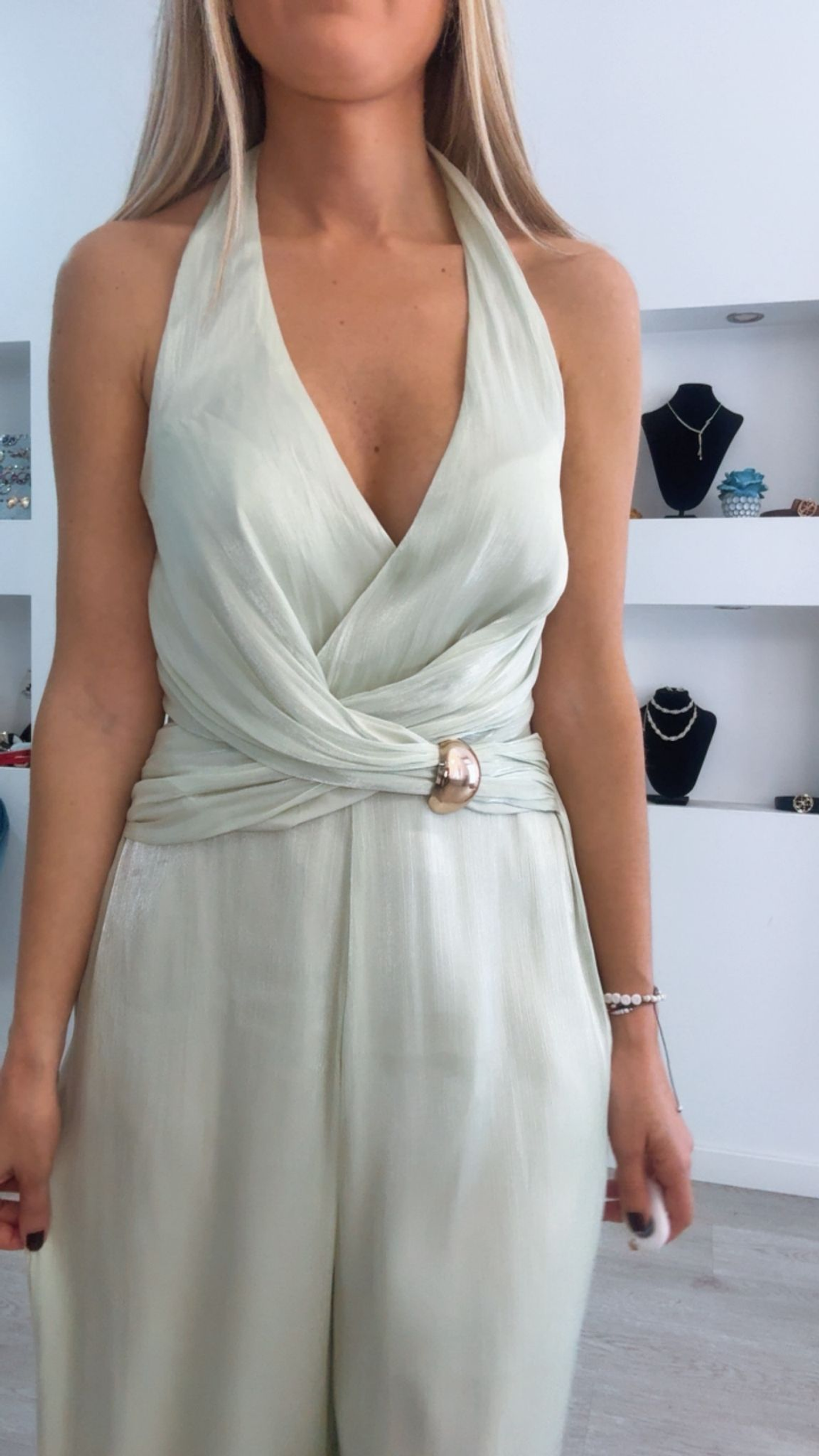 Macacão com detalhe cruzado na cinta e decote em V 6