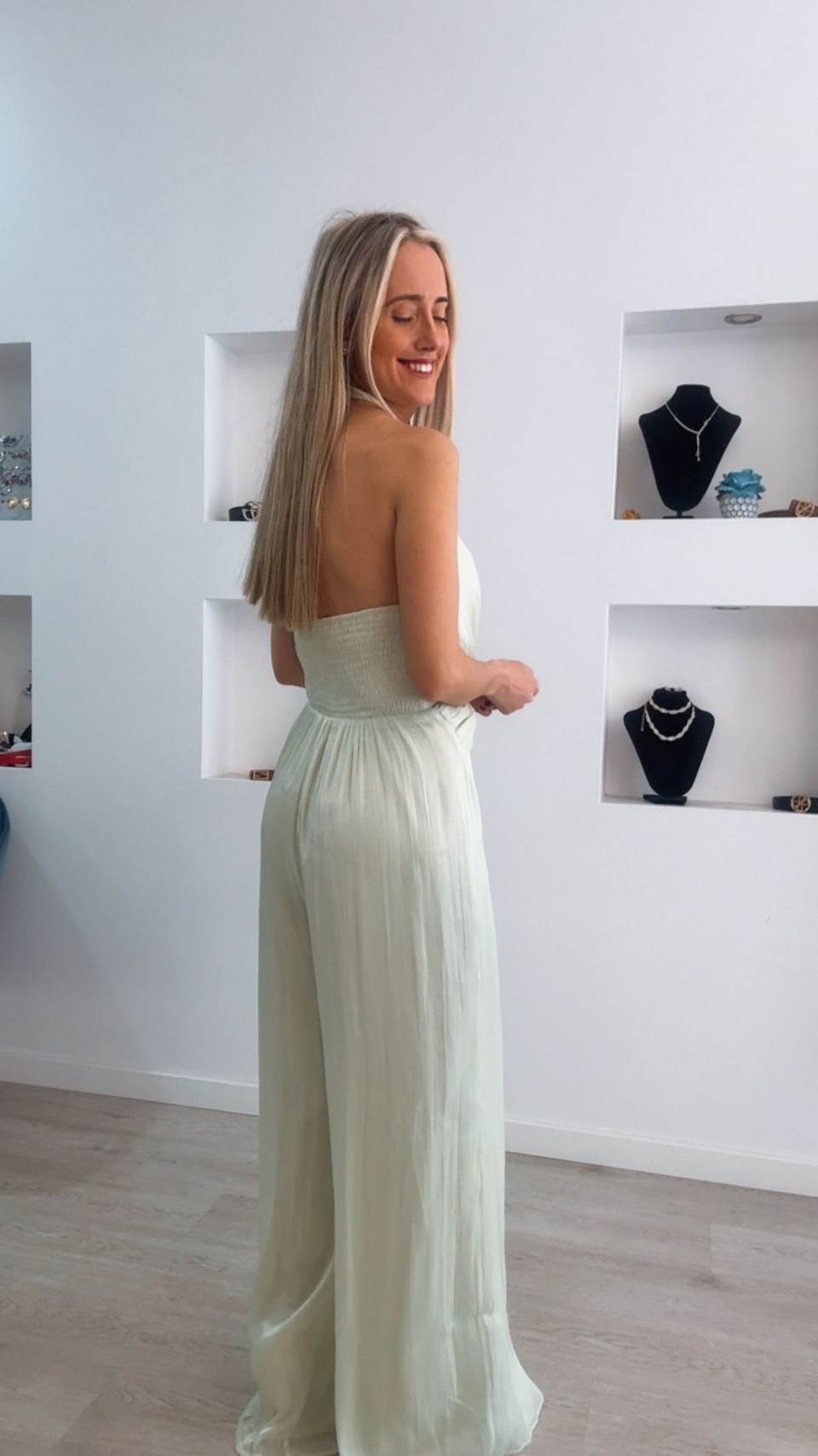 Macacão com detalhe cruzado na cinta e decote em V 4