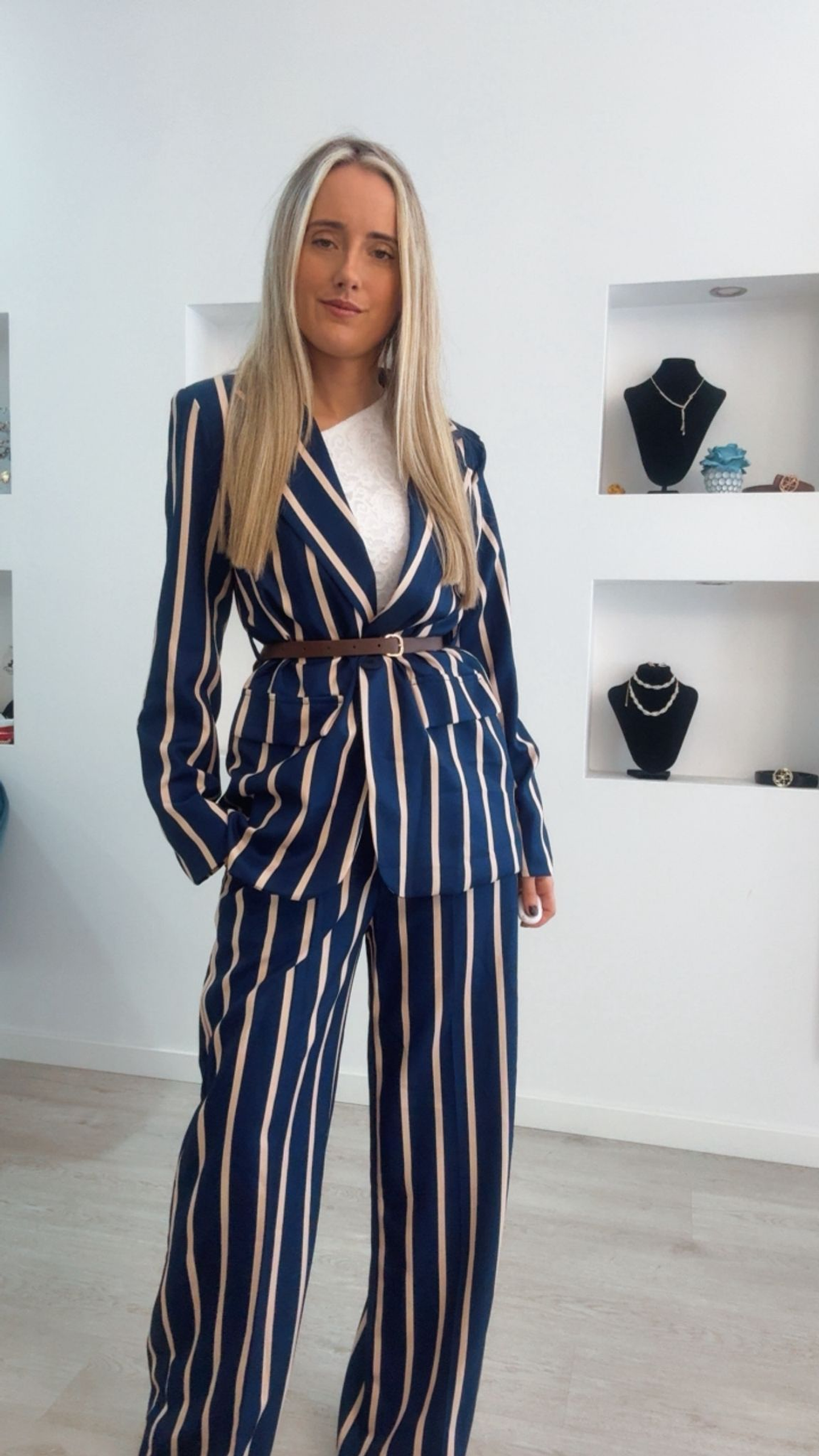 Fato de riscas com cinto incluído - TU 6