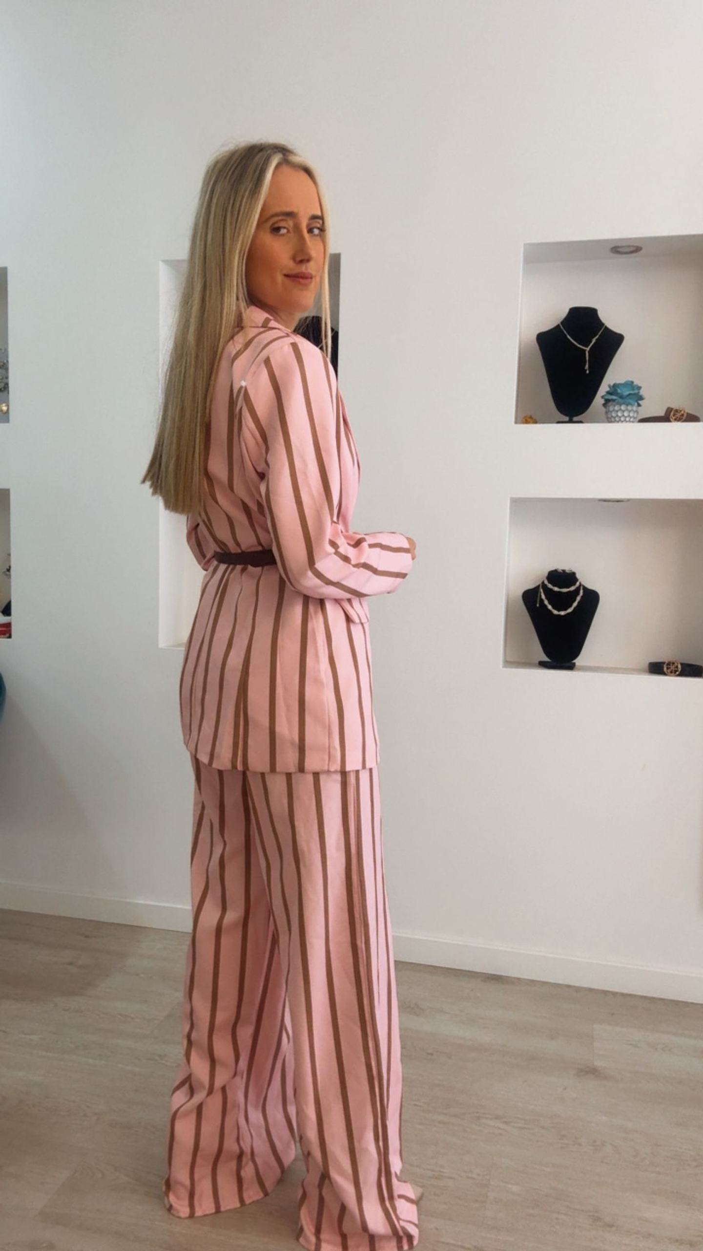 Fato de riscas com cinto incluído - TU 2