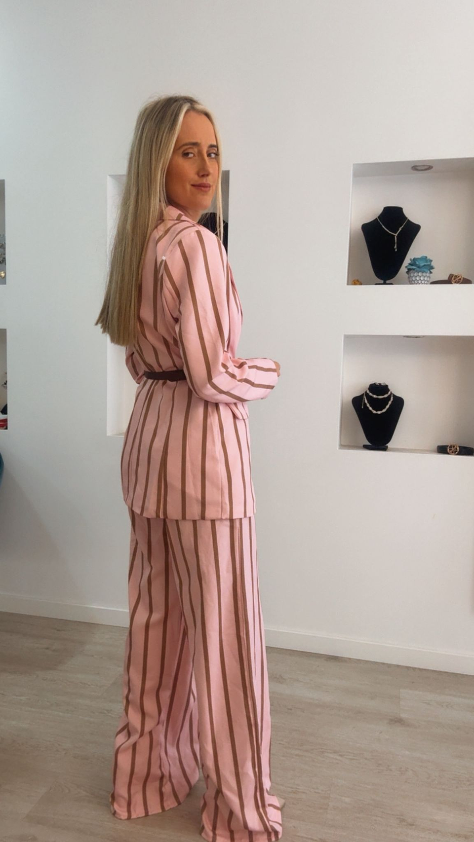 Fato de riscas com cinto incluído - TU 2