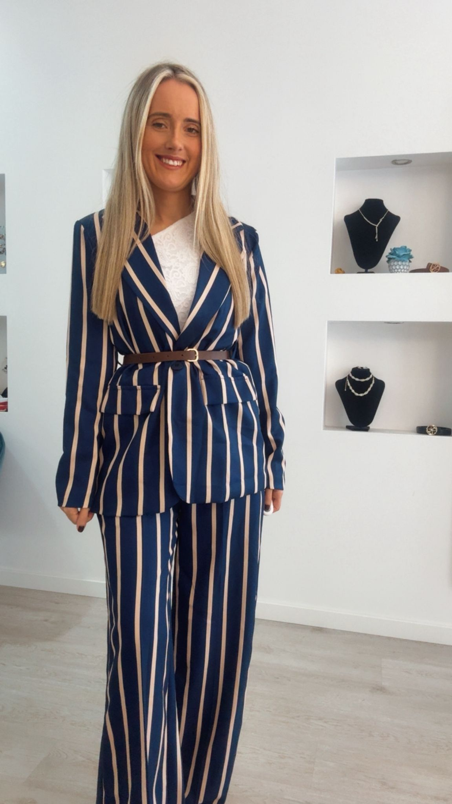 Fato de riscas com cinto incluído - TU 8