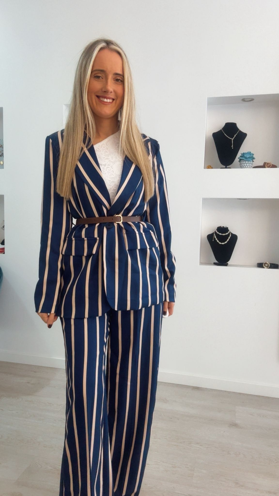 Fato de riscas com cinto incluído - TU 8