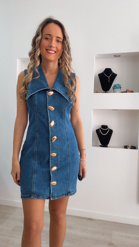 Vestido de ganga com gola e botões dourados