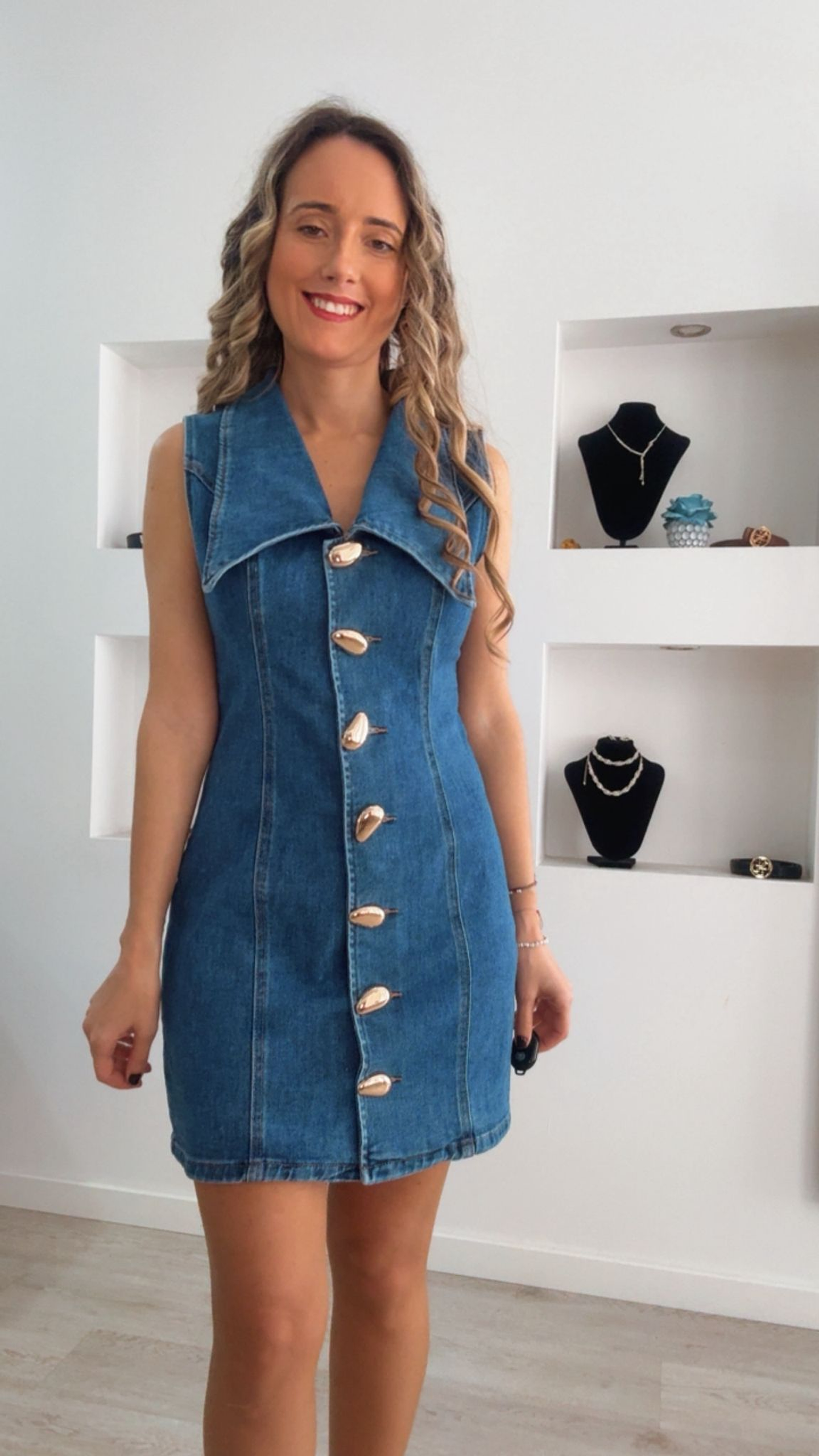 Vestido de ganga com gola e botões dourados 3