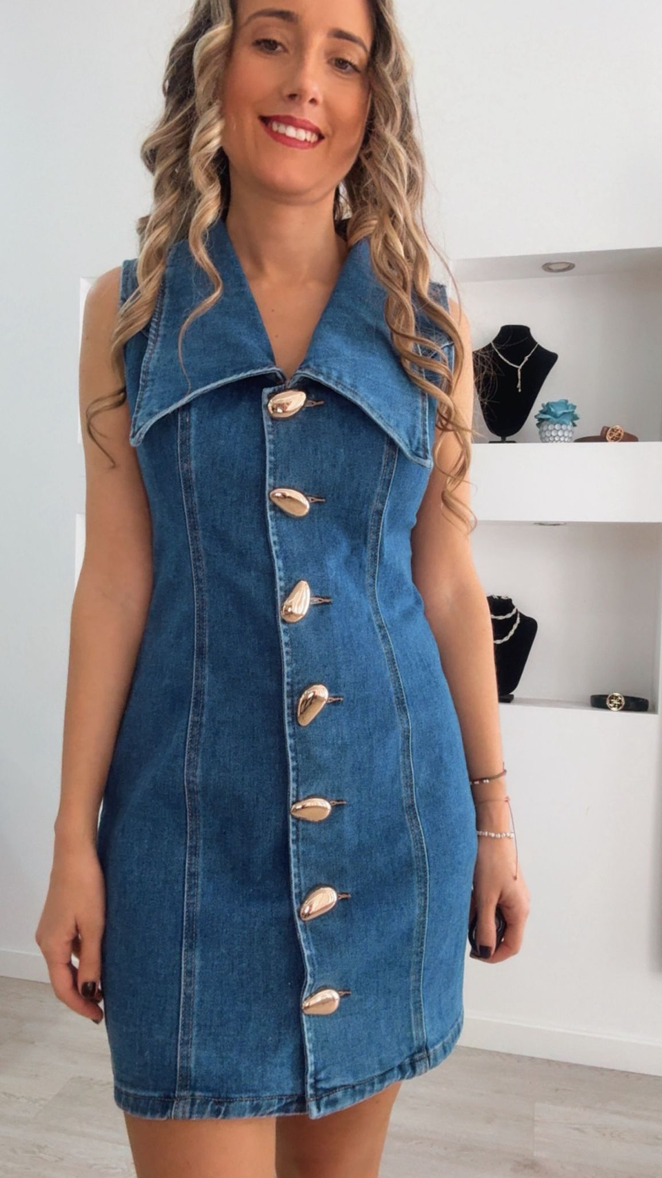 Vestido de ganga com gola e botões dourados 4