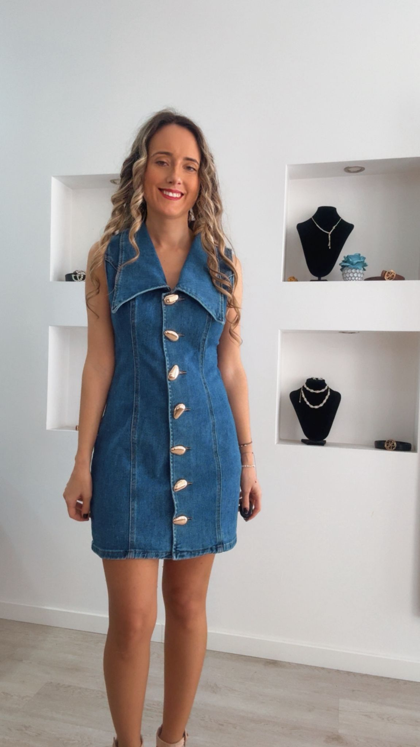 Vestido de ganga com gola e botões dourados 5