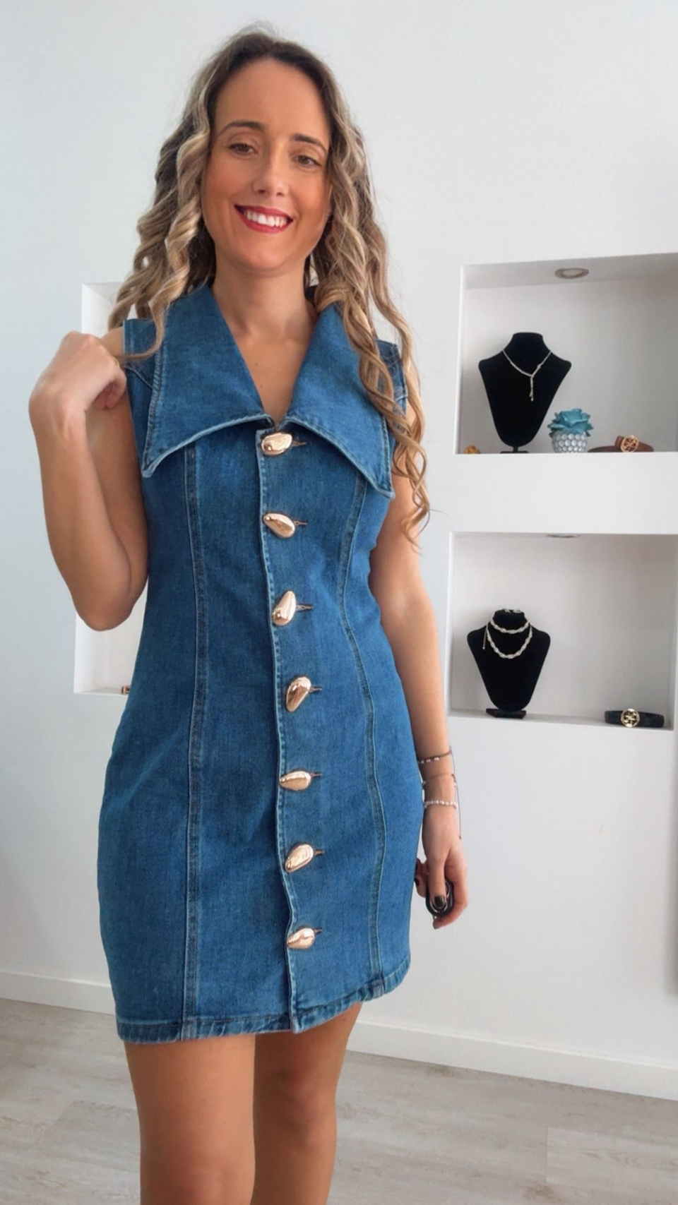 Vestido de ganga com gola e botões dourados 6