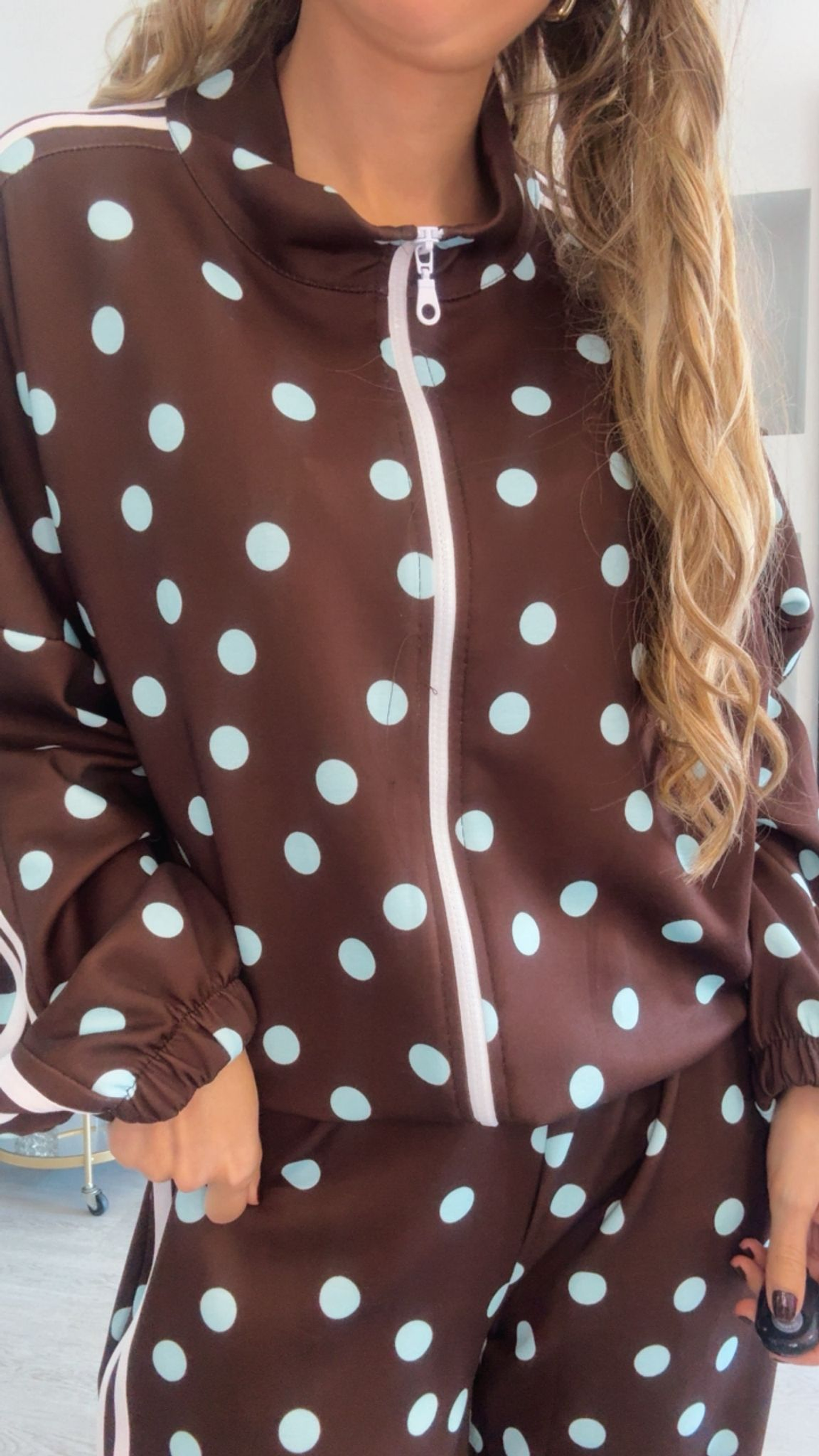 Fato de treino com riscas laterais e bolinhas - TU 8