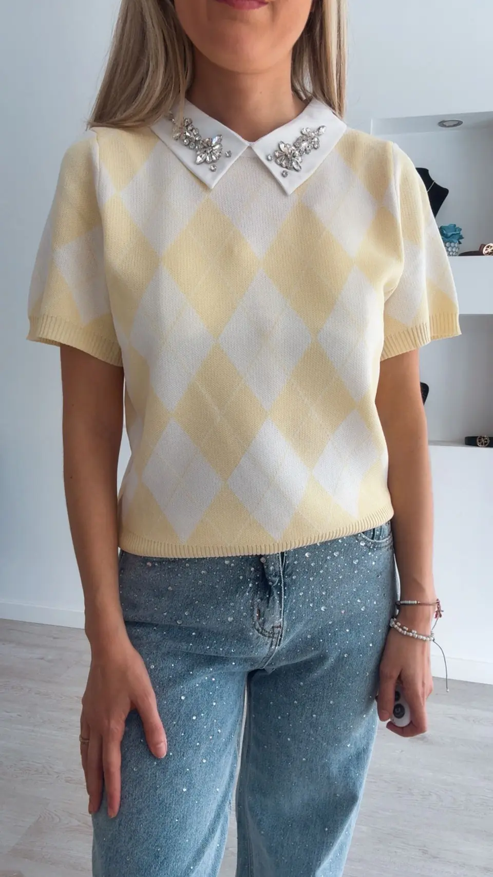 Camisola de manga curta de losangos com brilhantes na gola - TU 3