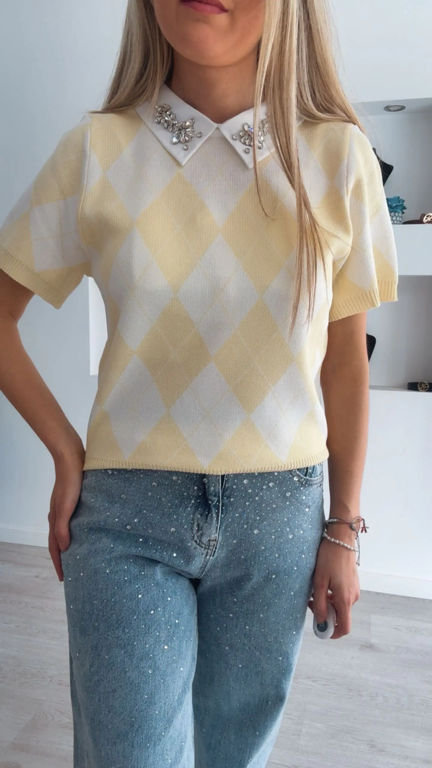 Camisola de manga curta de losangos com brilhantes na gola - TU 5