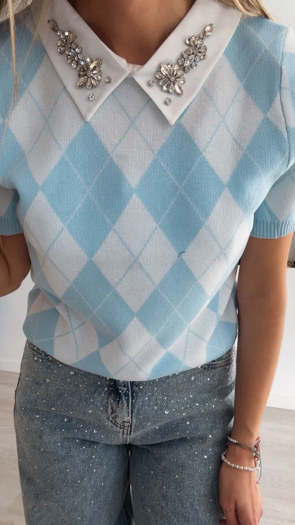 Camisola de manga curta de losangos com brilhantes na gola - TU 8