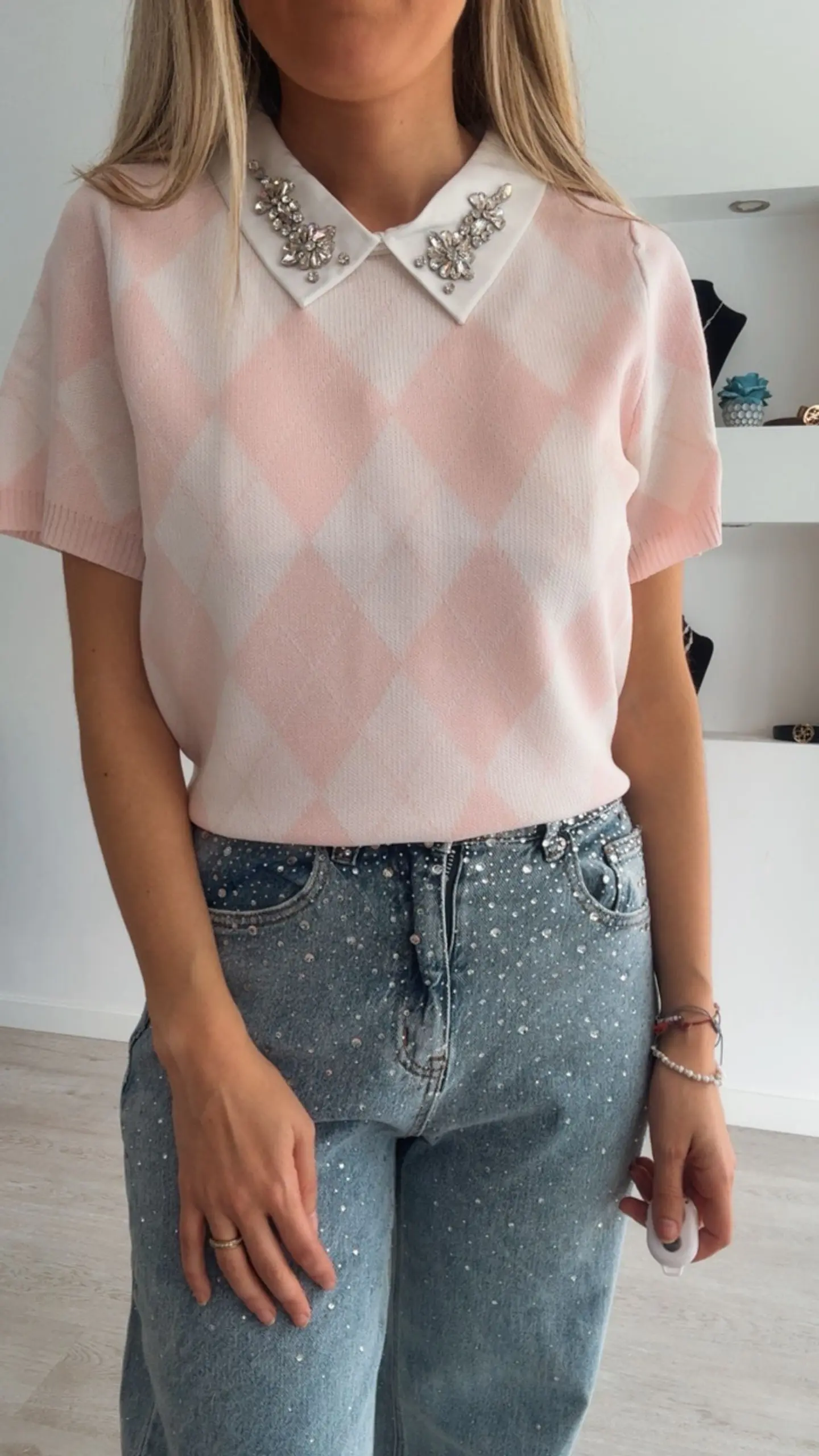 Camisola de manga curta de losangos com brilhantes na gola - TU 10