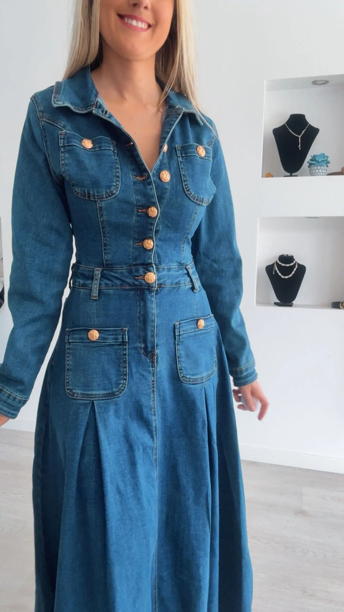 Vestido de ganga de manga comprida com botões dourados 4