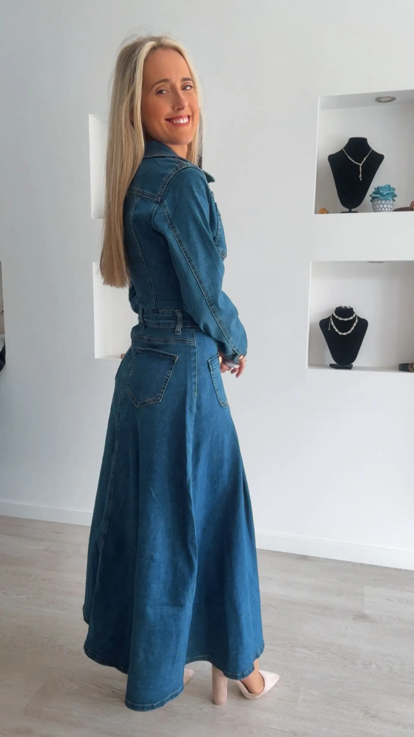 Vestido de ganga de manga comprida com botões dourados 2