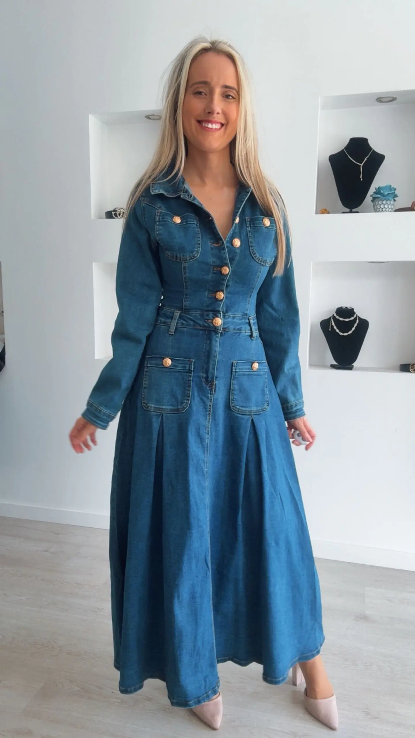 Vestido de ganga de manga comprida com botões dourados 3