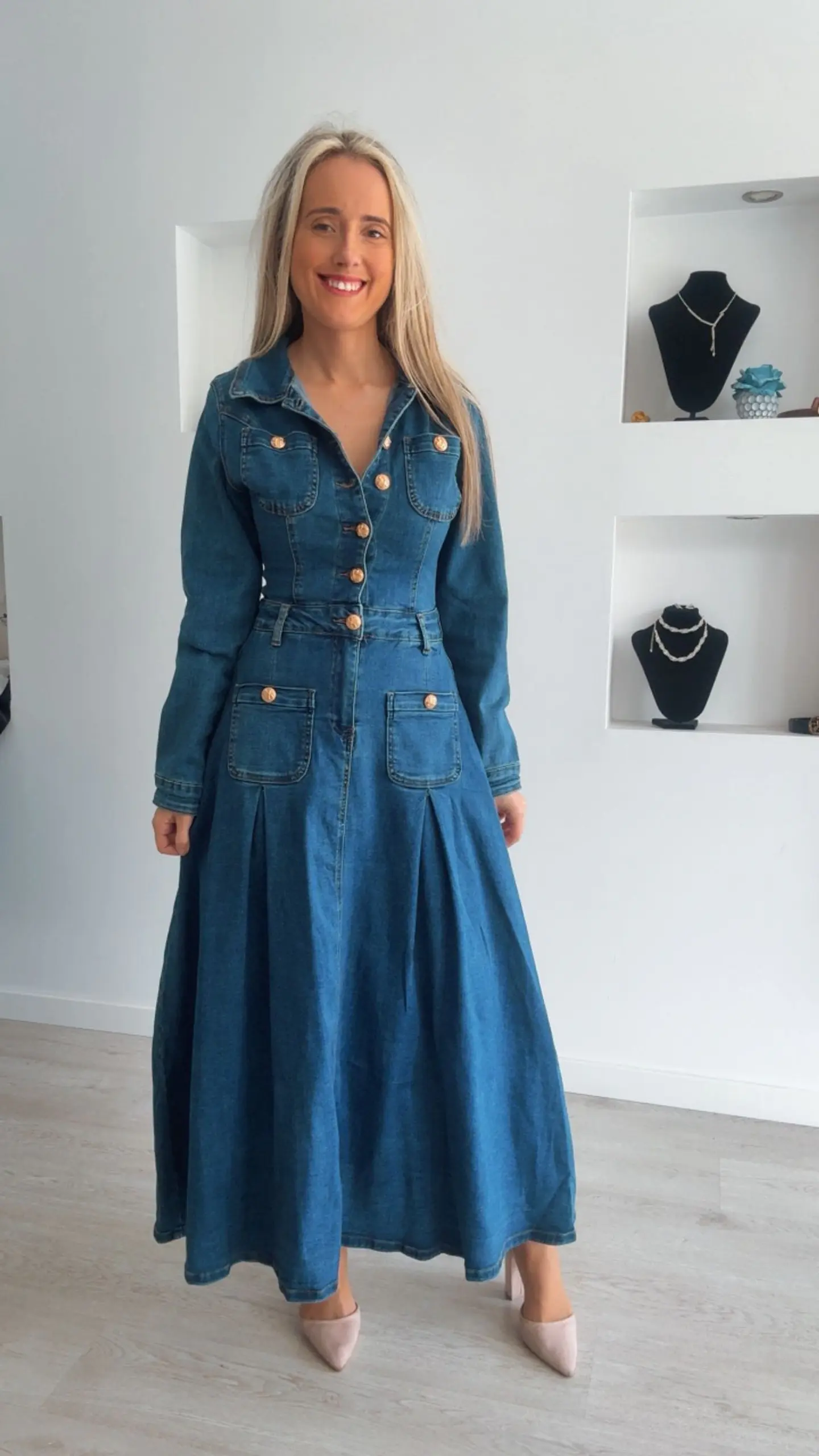 Vestido de ganga de manga comprida com botões dourados 1