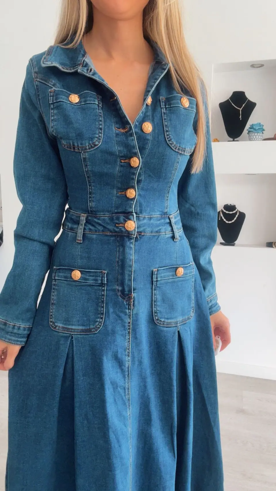 Vestido de ganga de manga comprida com botões dourados 5