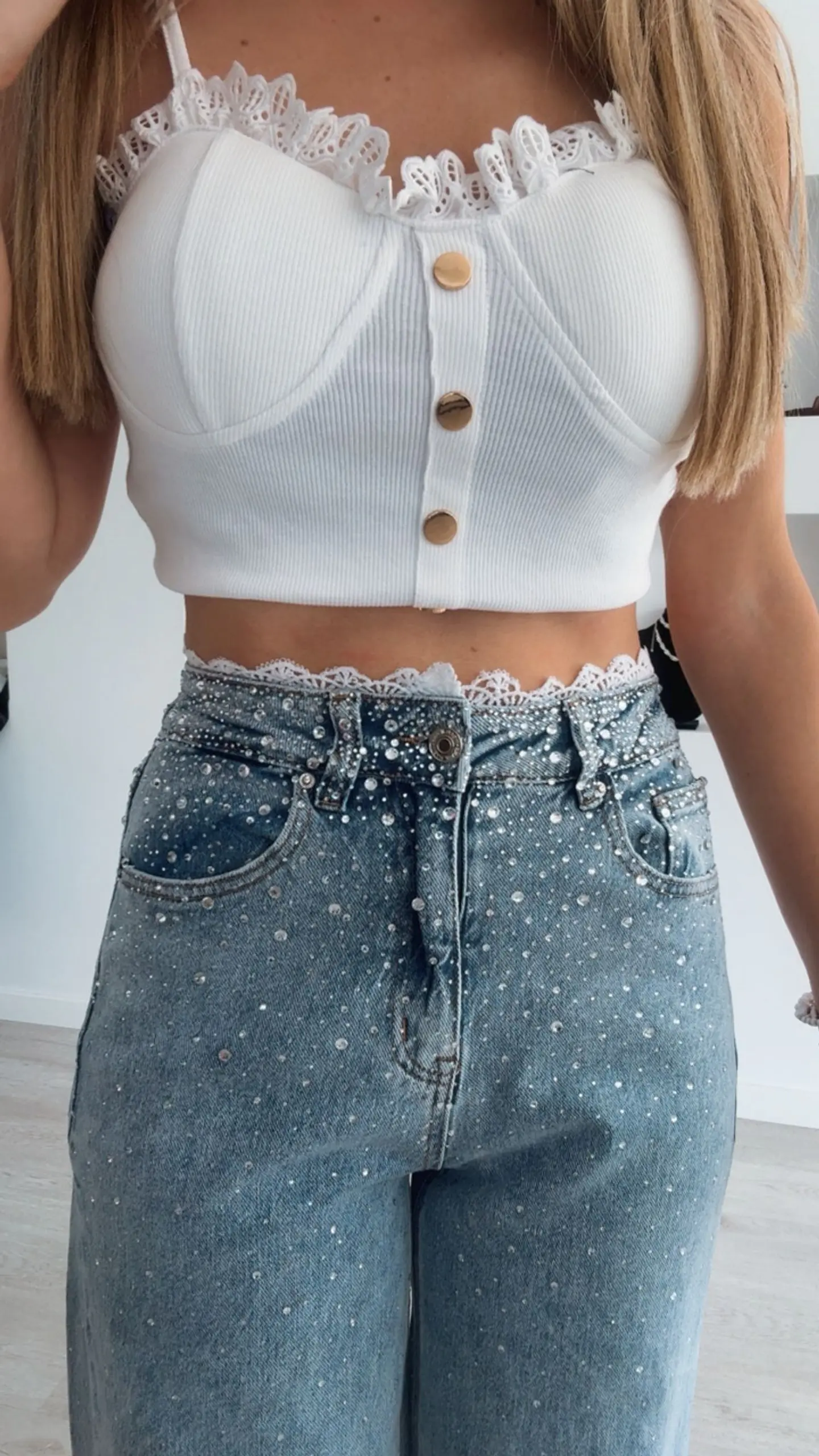 Calça de ganga com detalhe de renda na cinta e brilhantes 5