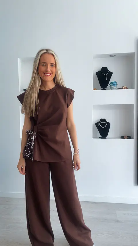 Conjunto com detalhe de laço de cetim com bolinhas - TU