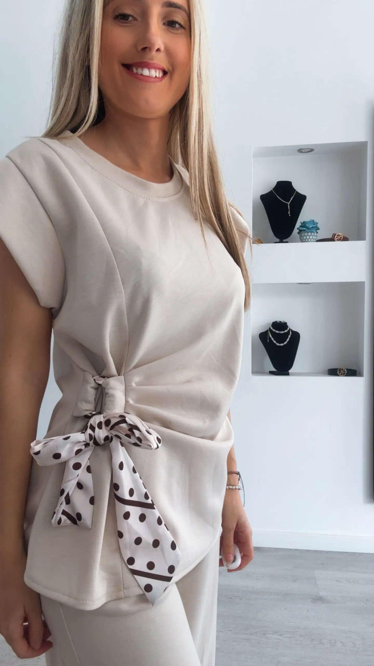 Conjunto com detalhe de laço de cetim com bolinhas - TU 13