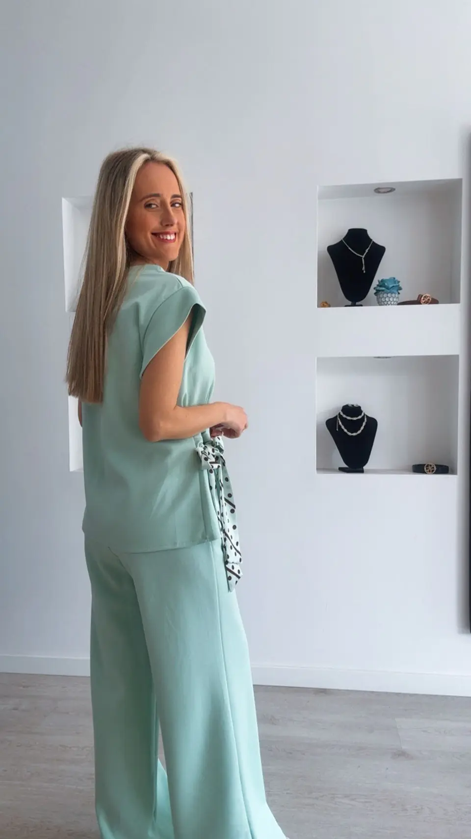 Conjunto com detalhe de laço de cetim com bolinhas - TU 8