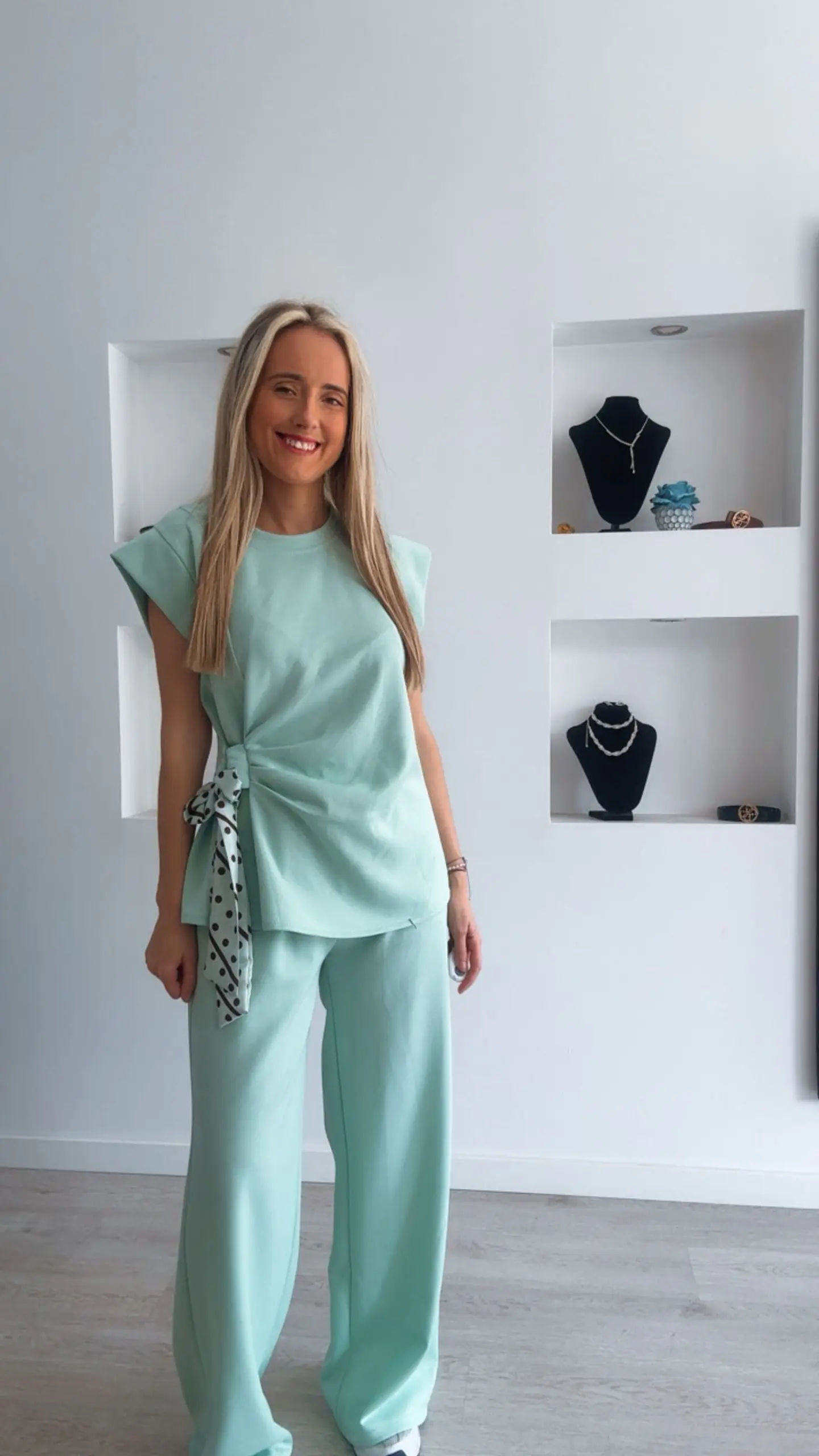 Conjunto com detalhe de laço de cetim com bolinhas - TU 10