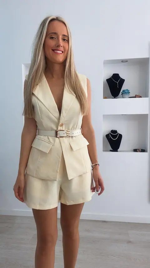 Conjunto de calção e colete com cinto