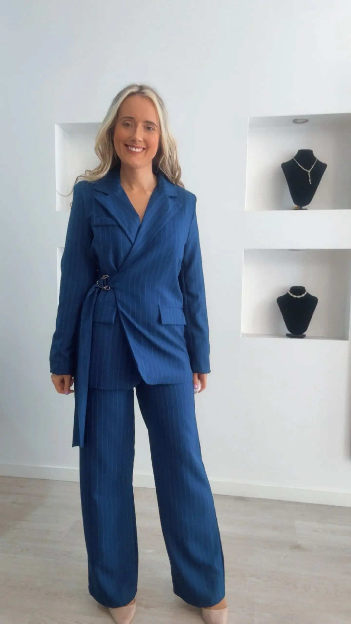 Conjunto de blazer e calça com detalhe de riscas - TU 3