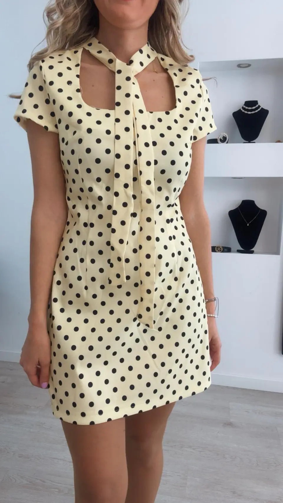 Vestido com bolinhas e detalhe de colar com laço - TU 3